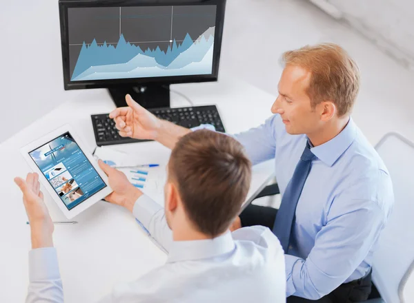 Geschäftsleute mit Tablet-PC und Computer im Büro — Stockfoto