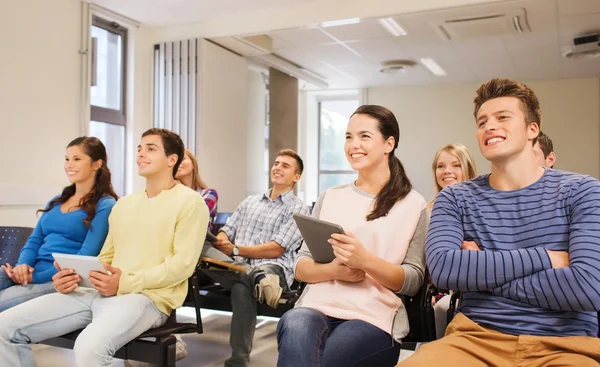 Grupo de estudiantes sonrientes con tableta pc — Foto de Stock