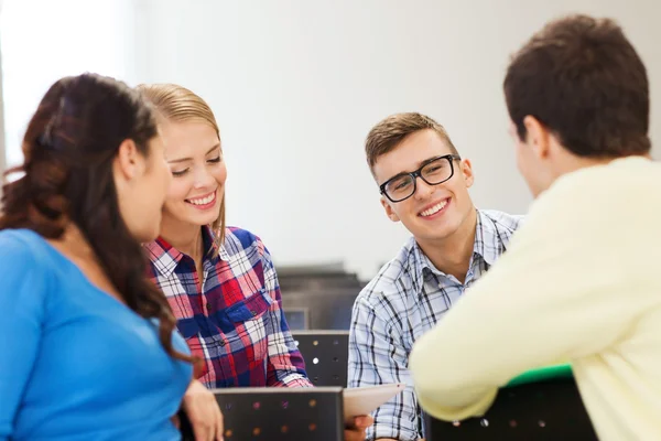 Groupe d'étudiants souriants dans la salle de conférence — Photo