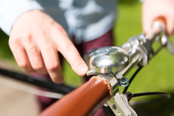 Nahaufnahme einer klingelnden männlichen Hand auf einem Rad — Stockfoto