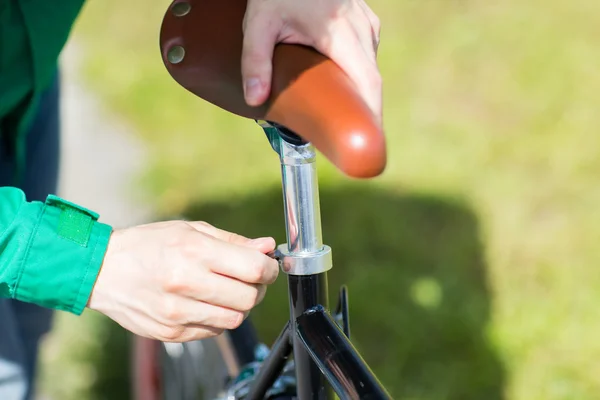 Bliska człowieka regulacji mocowanych na rowerze siodła — Zdjęcie stockowe