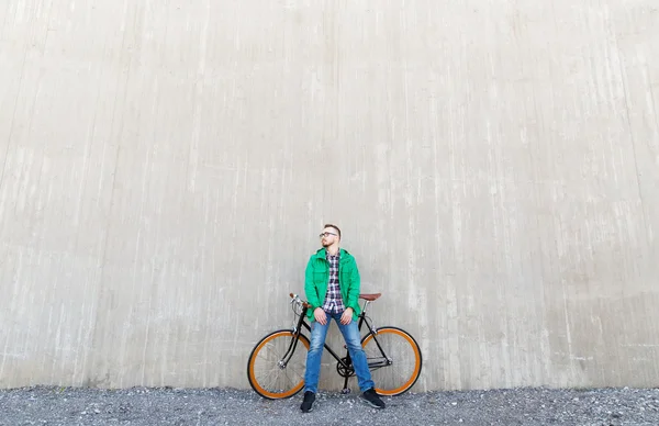 Feliz joven hipster hombre con bicicleta de engranaje fijo —  Fotos de Stock