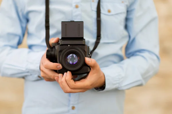 Close up of hipster man with film camera in city — Stock Photo, Image