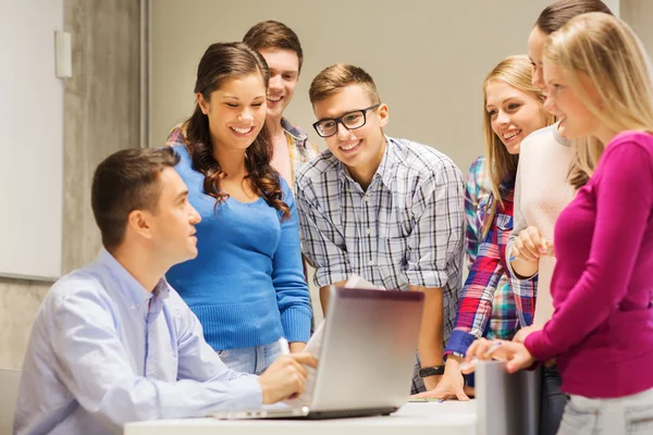 Grupo de estudiantes y profesor con laptop — Foto de Stock