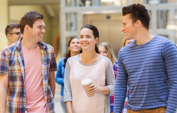 Skupina studentů usmívající se papírové kávové šálky — Stock fotografie