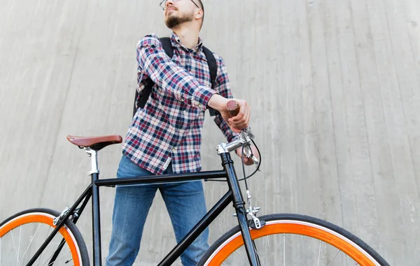 Hipster hombre con bicicleta de engranaje fijo y mochila — Foto de Stock