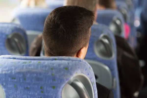 Primer plano del hombre sentado en el autobús de viaje — Foto de Stock