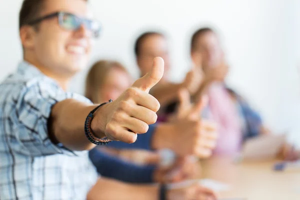 Gruppe glücklicher Studenten zeigt Daumen hoch — Stockfoto