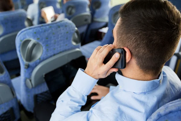 Homem com smartphone e laptop em ônibus de viagem — Fotografia de Stock