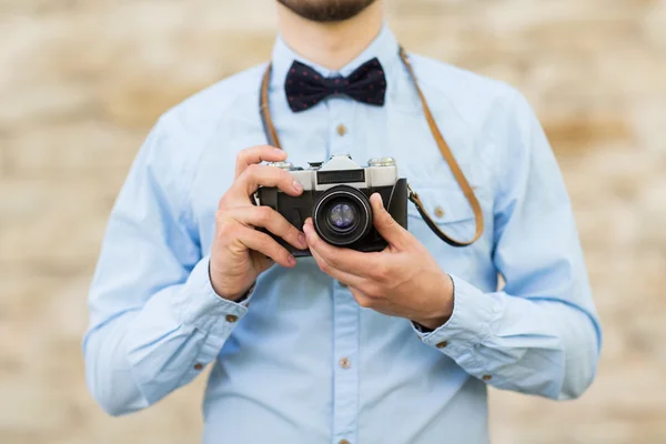 Primo piano di hipster uomo con macchina fotografica in città — Foto Stock