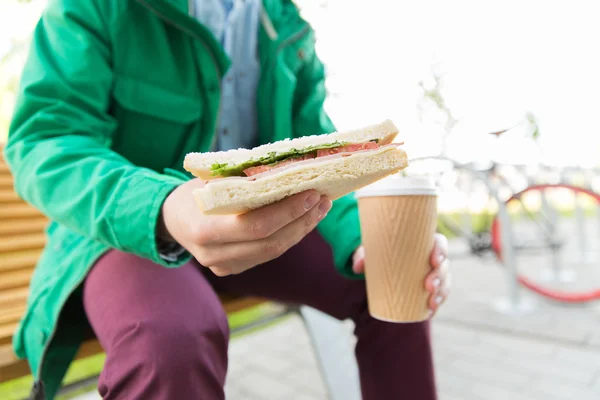 Close up de homem com café e sanduíche na rua — Fotografia de Stock