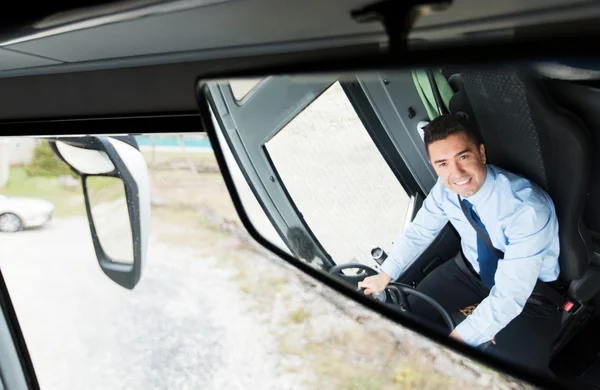 Primer plano de la reflexión del conductor en el espejo del autobús — Foto de Stock