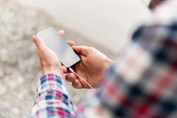 Close up of male hands with smartphone on street — Stock Photo, Image