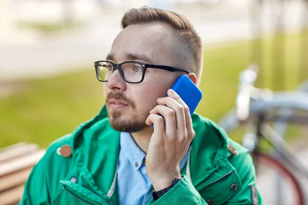 Joven hipster hombre llamando en el teléfono inteligente — Foto de Stock