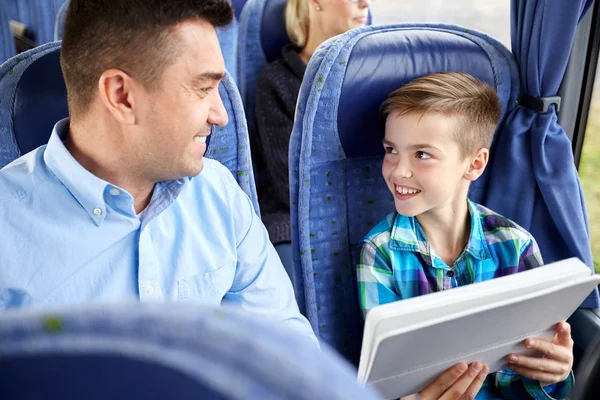 Família feliz com tablet pc sentado em ônibus de viagem — Fotografia de Stock