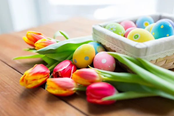 Detail barevné velikonoční vajíčka a květiny — Stock fotografie