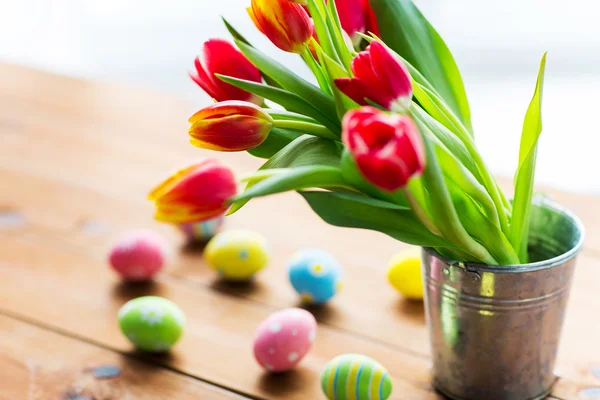 Close up of easter eggs and flowers in bucket — Stock Photo, Image