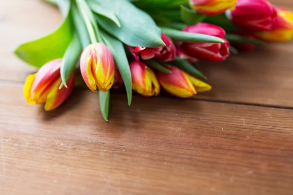 Tulipán virág a fából készült asztal közelről — Stock Fotó