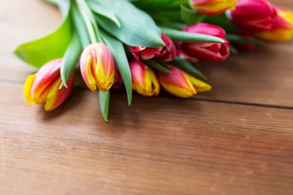 Close up de flores de tulipa na mesa de madeira — Fotografia de Stock