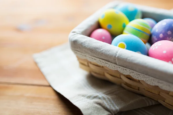 Gros plan des oeufs de Pâques colorés dans le panier — Photo