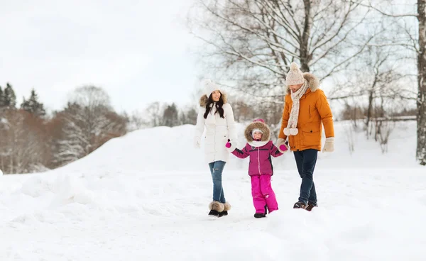 In de winterkleren buitenshuis lopen en gelukkige familie — Stockfoto