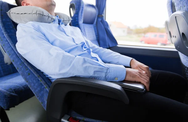 Primer plano del hombre durmiendo en autobús de viaje con almohada —  Fotos de Stock