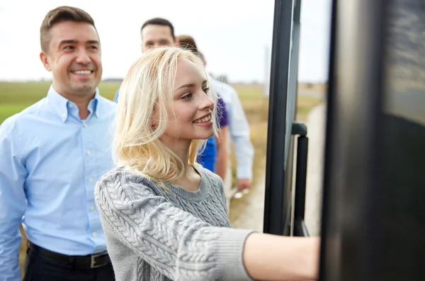 Gruppe glücklicher Passagiere steigt in Reisebus ein — Stockfoto