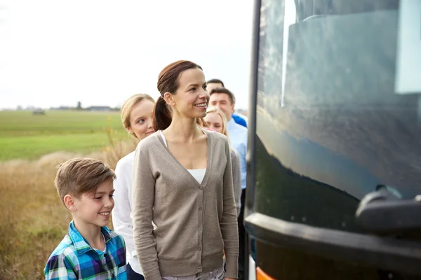 Grupo de passageiros felizes embarque ônibus de viagem — Fotografia de Stock