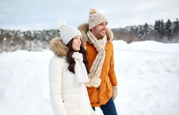Couple heureux marchant sur fond d'hiver — Photo