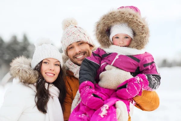 Glückliche Familie mit Kind in Winterkleidung im Freien — Stockfoto