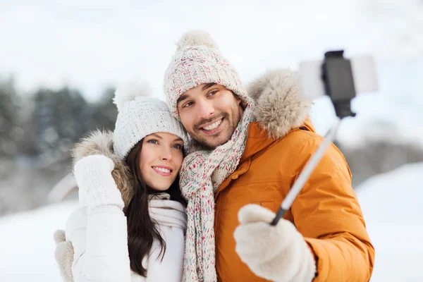 Boldog pár figyelembe selfie a smartphone, télen — Stock Fotó