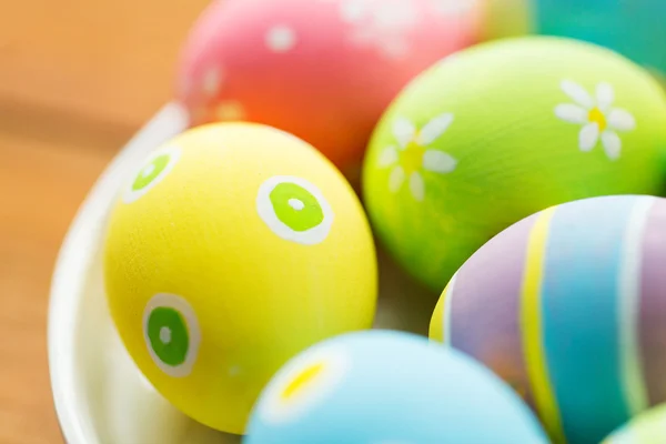 Primo piano di uova pasquali colorate sul piatto — Foto Stock