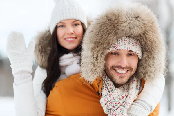 Casal feliz se divertindo sobre fundo de inverno — Fotografia de Stock