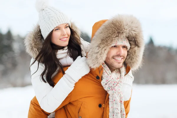 Feliz pareja divirtiéndose sobre fondo de invierno —  Fotos de Stock