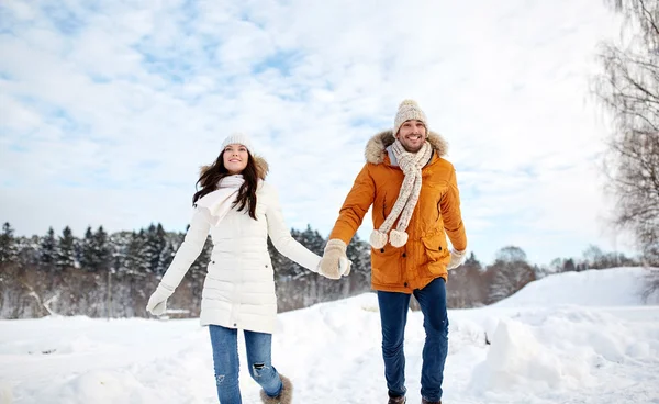 幸福的夫妇，在冬天的雪中运行 — 图库照片