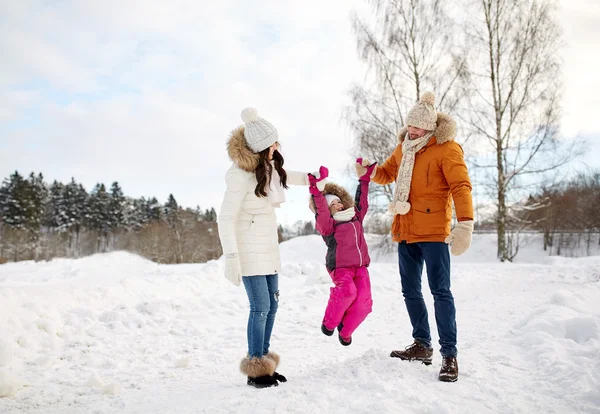 In de winterkleren buitenshuis lopen en gelukkige familie — Stockfoto