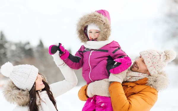 Família feliz com criança em roupas de inverno ao ar livre — Fotografia de Stock