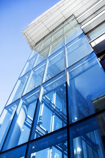 Modern gebouw blauwe glazen wand — Stockfoto