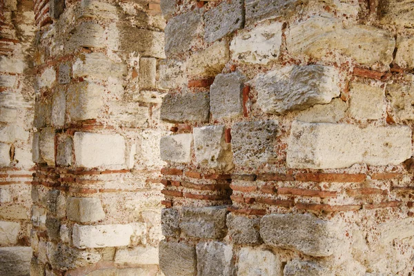 Oude stenen muur met boog in nesebar — Stockfoto