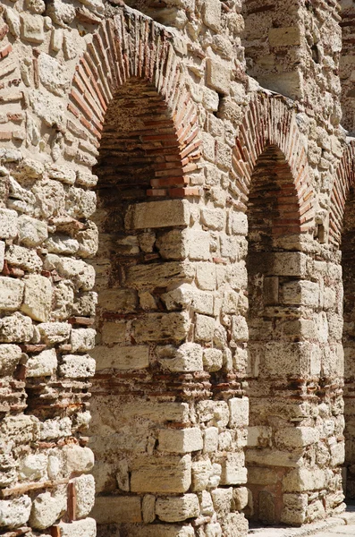 Antike Steinmauer mit Bogen in Nessebar — Stockfoto