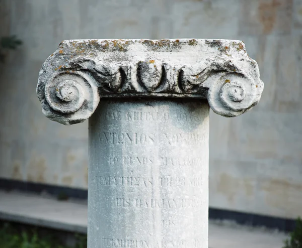 Starożytne kamień klasycznego kolumna — Zdjęcie stockowe