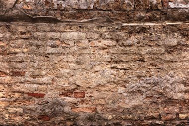 gevşek tuğla ve bozulan harç ile eski tuğla duvar