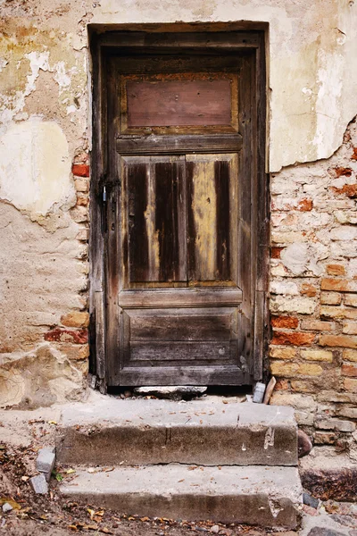 Vecchia porta con sfondo di vernice incrinata — Foto Stock