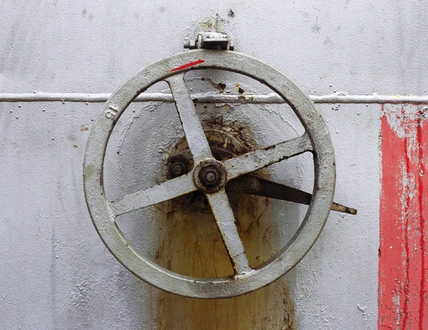 Old big hand wheel on the wall of tank — Stock Photo, Image