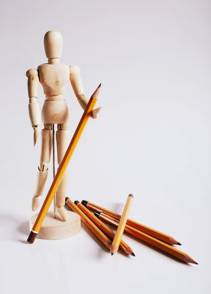 Manichino in legno per dipingere con matite su sfondo bianco — Foto Stock