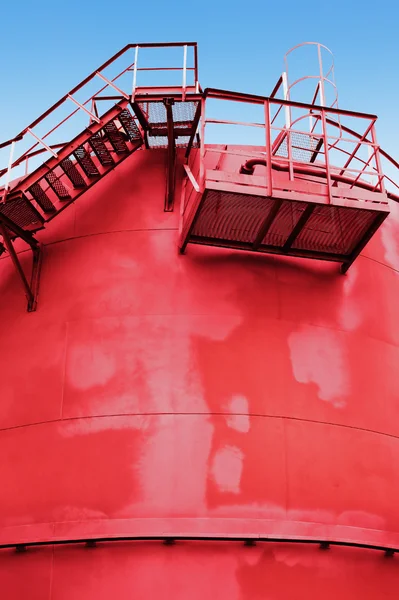 Réservoir de carburant rouge avec un escalier — Photo