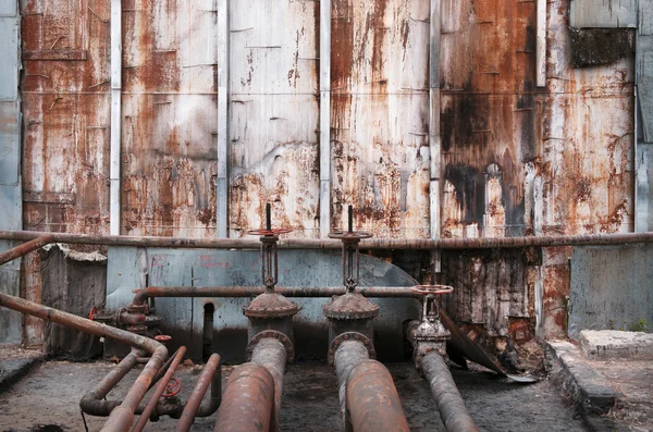 Vecchi tubi e valvole in un terminale petrolifero — Foto Stock