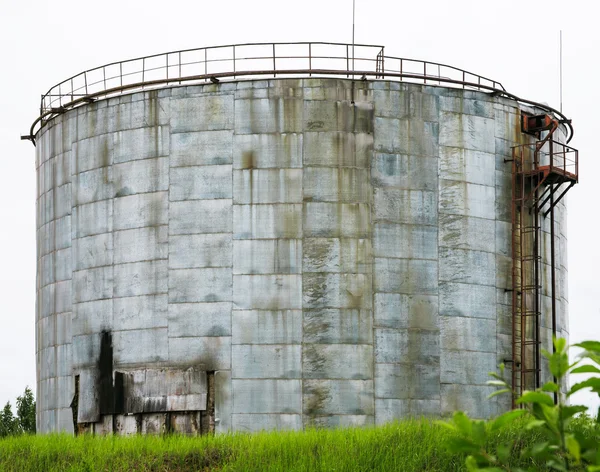 Vieux réservoir de stockage industriel avec escalier — Photo