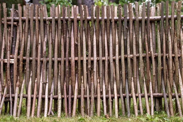 Плетені з тонких стрижнів у селі — стокове фото