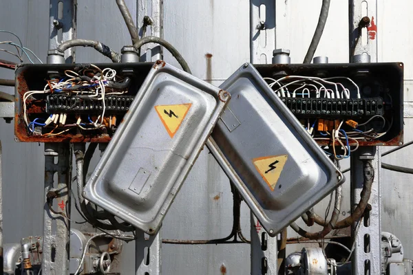 Velha caixa de transformador elétrico enferrujado com fios — Fotografia de Stock